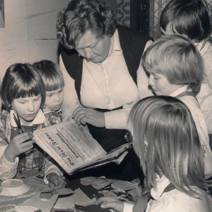 Kinder mit Irma Gabel Thälmann im Kinderheim Rosa Thälmann (Villa Haar)